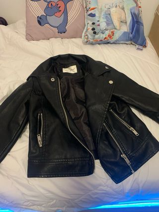 Chaqueta niña imitación cuero negra. Talla 8.