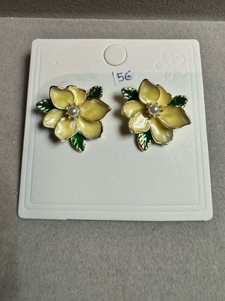 Brincos de flor amarelos com detalhes verdes