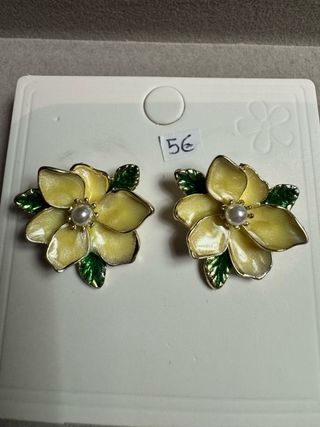 Brincos de flor amarelos com detalhes verdes