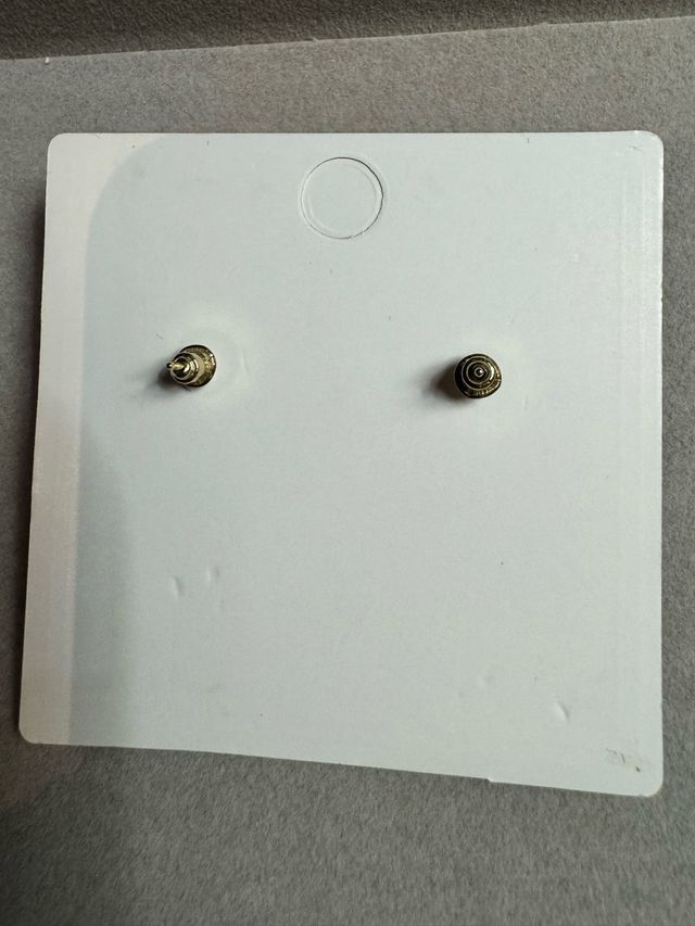 Brincos de flor amarelos com detalhes verdes