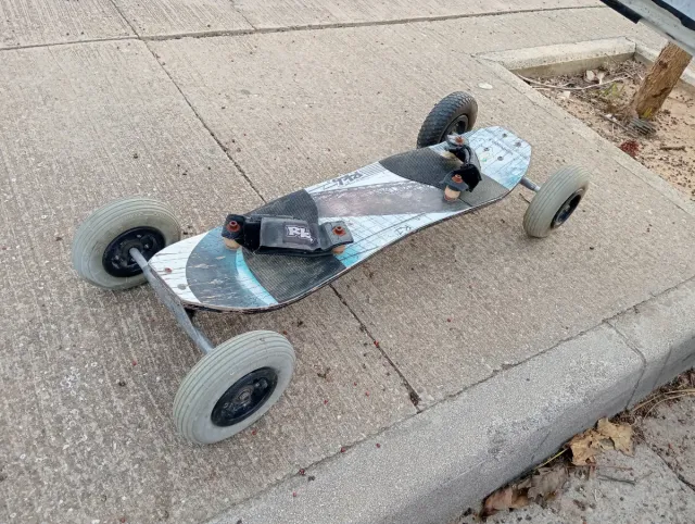 Monopatín gigante con ruedas grandes