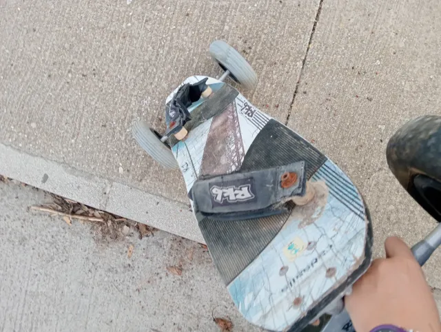 Monopatín gigante con ruedas grandes