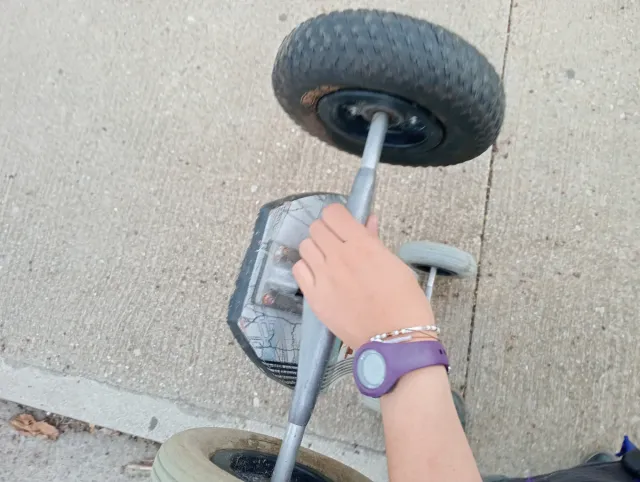 Monopatín gigante con ruedas grandes