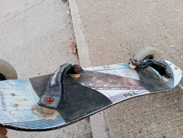 Monopatín gigante con ruedas grandes