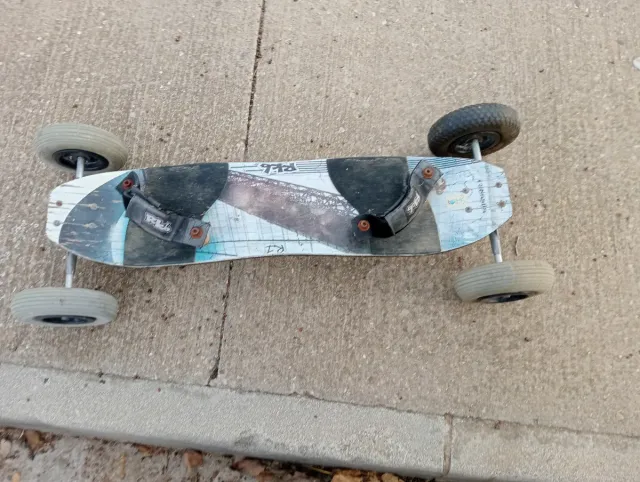 Monopatín gigante con ruedas grandes