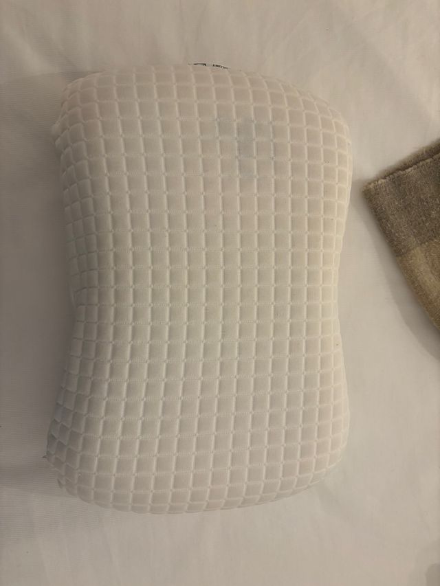 Almohada de tela beige y blanca
