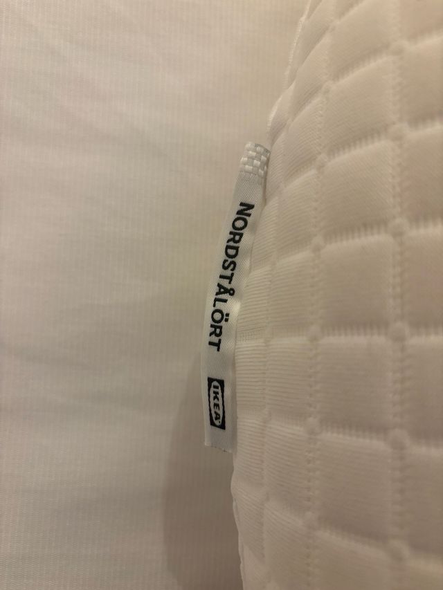 Almohada de tela beige y blanca