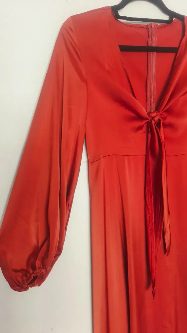 Vestido satinado elegante color caldera