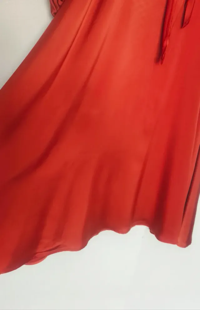 Vestido satinado elegante color caldera