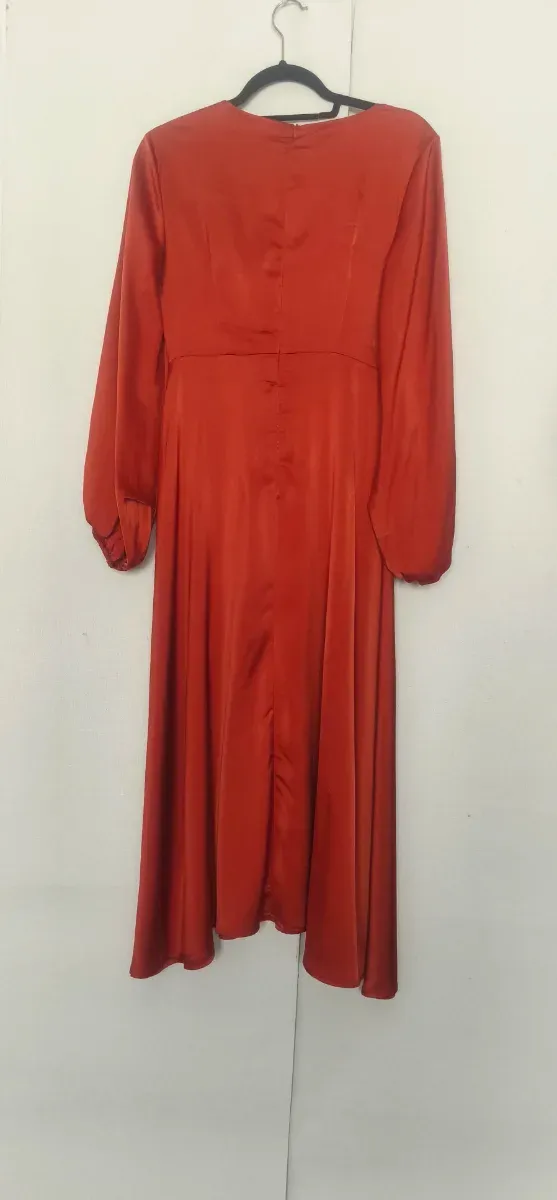 Vestido satinado elegante color caldera