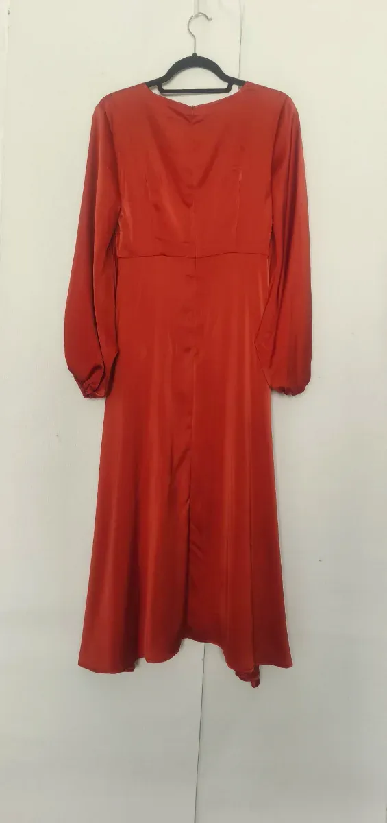 Vestido satinado elegante color caldera