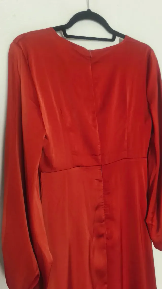 Vestido satinado elegante color caldera