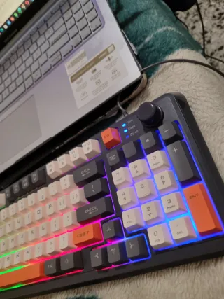 Teclado Mecánico RGB Blanco con rueda de sonido