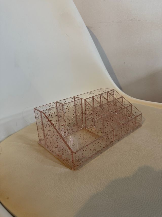 Organizador de maquillaje con brillos