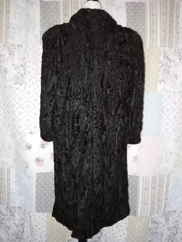 Abrigo de astracán negro