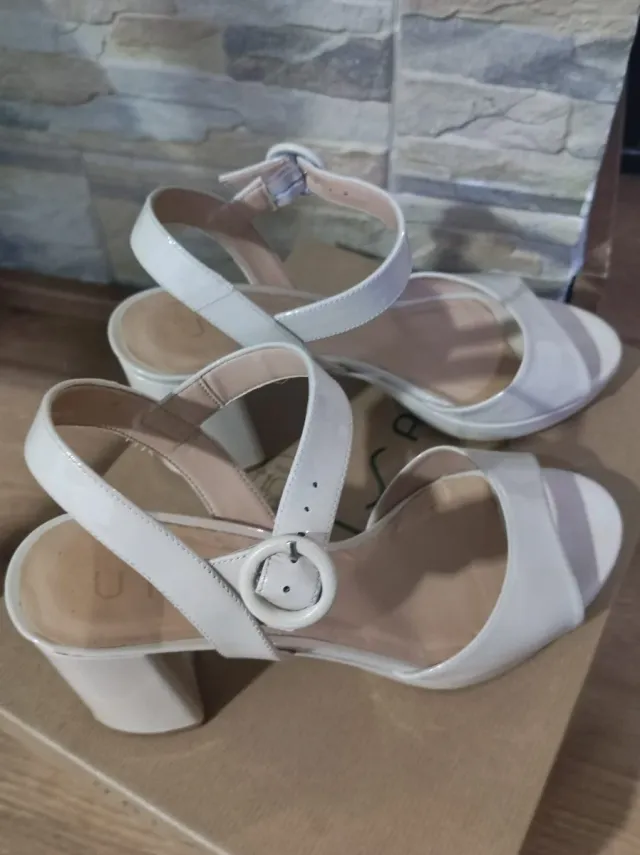 Sandalias charol beige/blanco