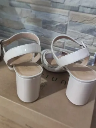 Sandalias charol beige/blanco