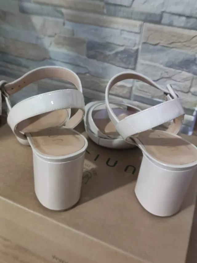 Sandalias charol beige/blanco