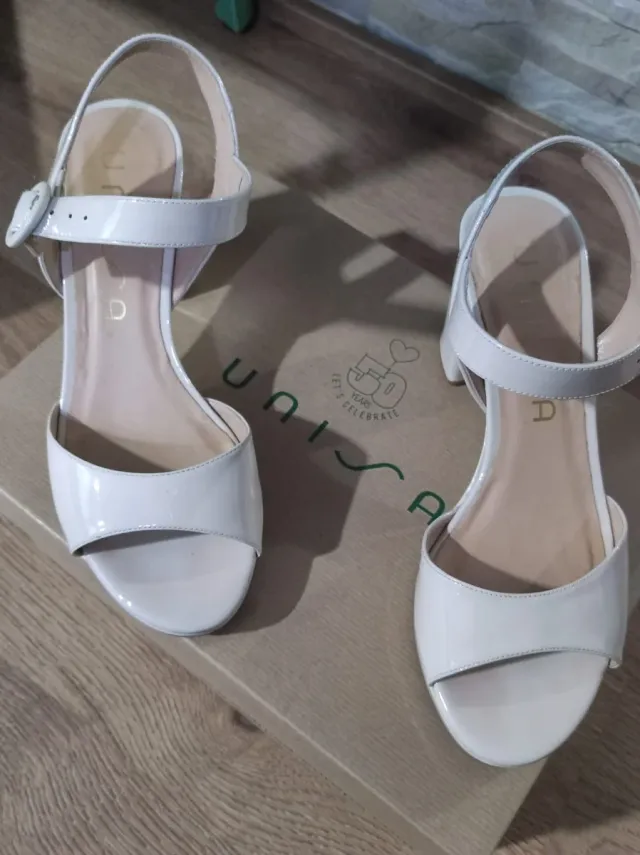 Sandalias charol beige/blanco