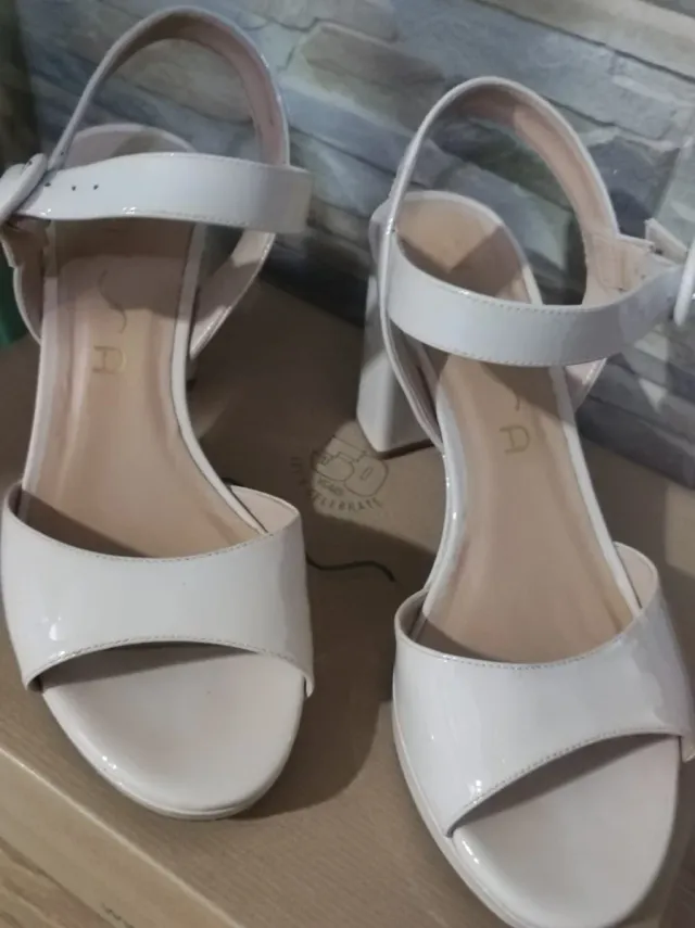 Sandalias charol beige/blanco