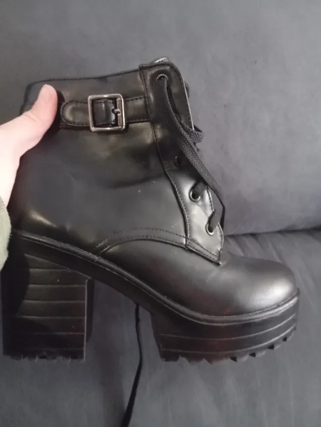 Botines negros con plataforma y hebilla