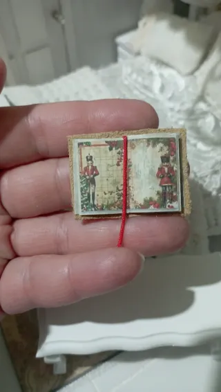 Libro aperto miniatura Dollhouse 1:12