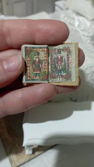 Libro aperto miniatura Dollhouse 1:12