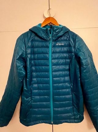 Chaqueta Quechua ligera.