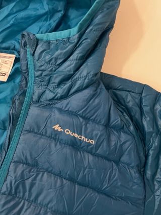 Chaqueta Quechua ligera.