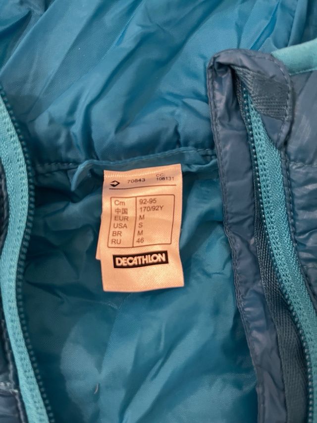 Chaqueta Quechua ligera.