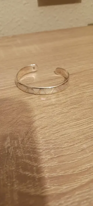 Pulsera de plata con diseño geométrico