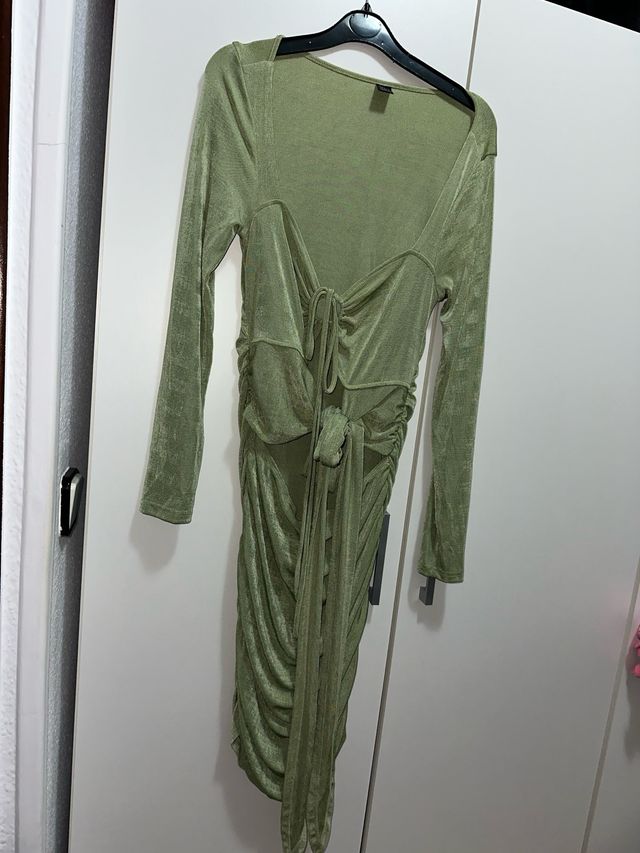 Vestido verde drapeado con lazada