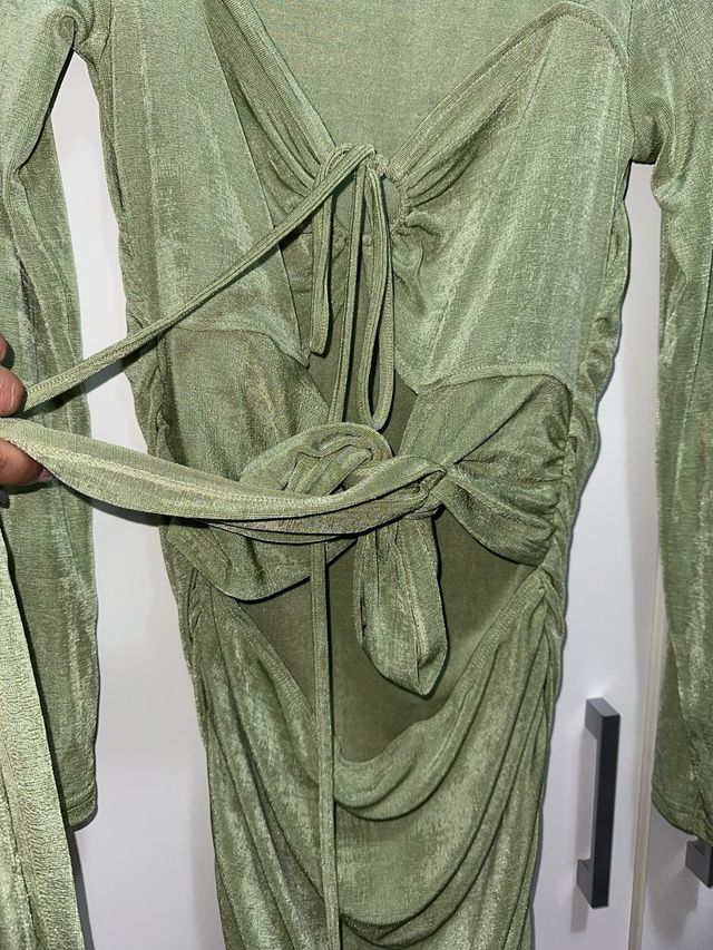 Vestido verde drapeado con lazada