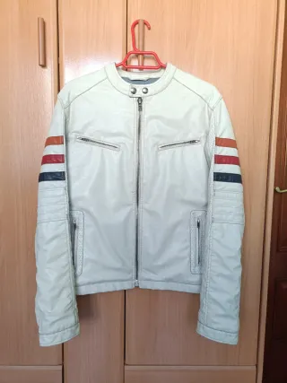 Chaqueta tipo motera blanca con detalles