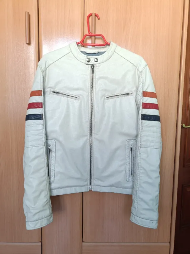 Chaqueta tipo motera blanca con detalles