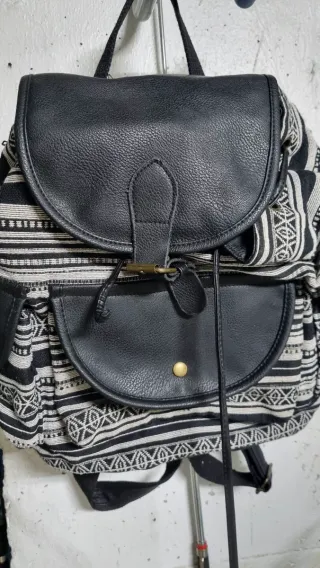 Mochila negra y multicolor.