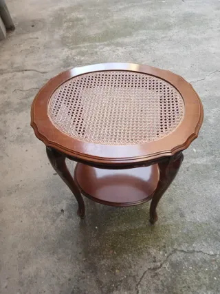 Tavolino in legno con piano in rattan