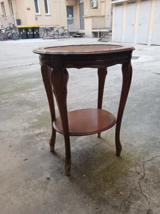 Tavolino in legno con piano in rattan