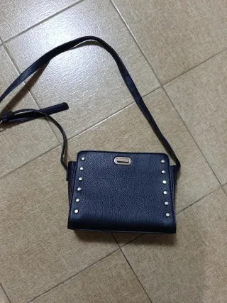 Borsa tracolla Stradivarius blu con borchie