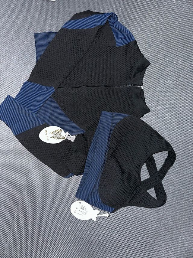 Conjunto deportivo chaqueta y top