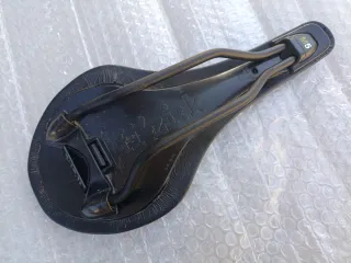 Sillín Fizik Tundra M5 Negro