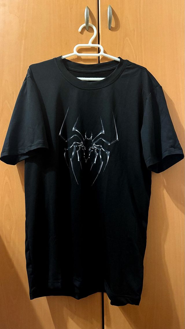 Camiseta negra con estampado de araña plateada