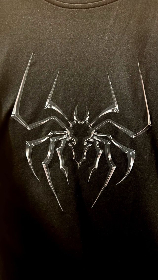 Camiseta negra con estampado de araña plateada