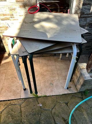 Tavoli impilabili in legno e metallo