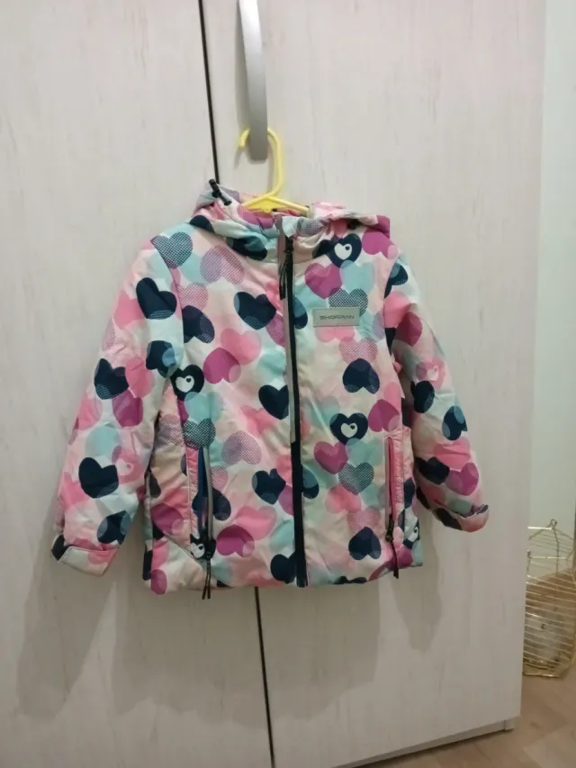 Abrigo niña estampado  corazones talla 3-4 aprox