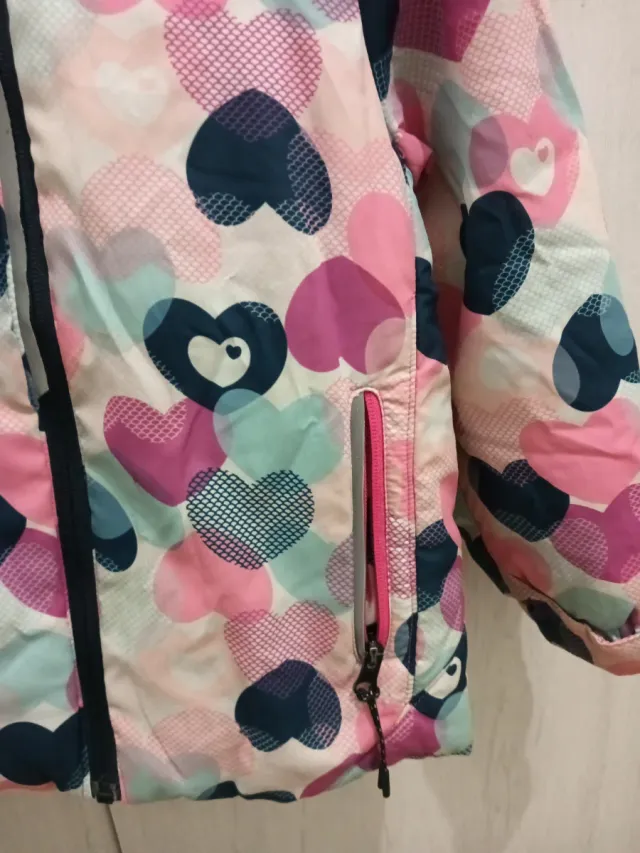 Abrigo niña estampado  corazones talla 3-4 aprox