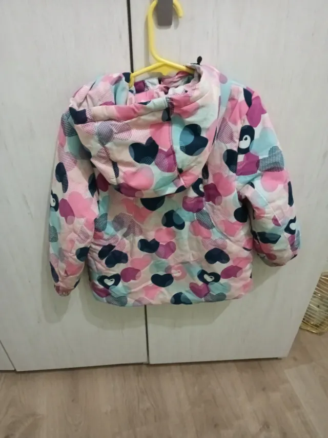 Abrigo niña estampado  corazones talla 3-4 aprox