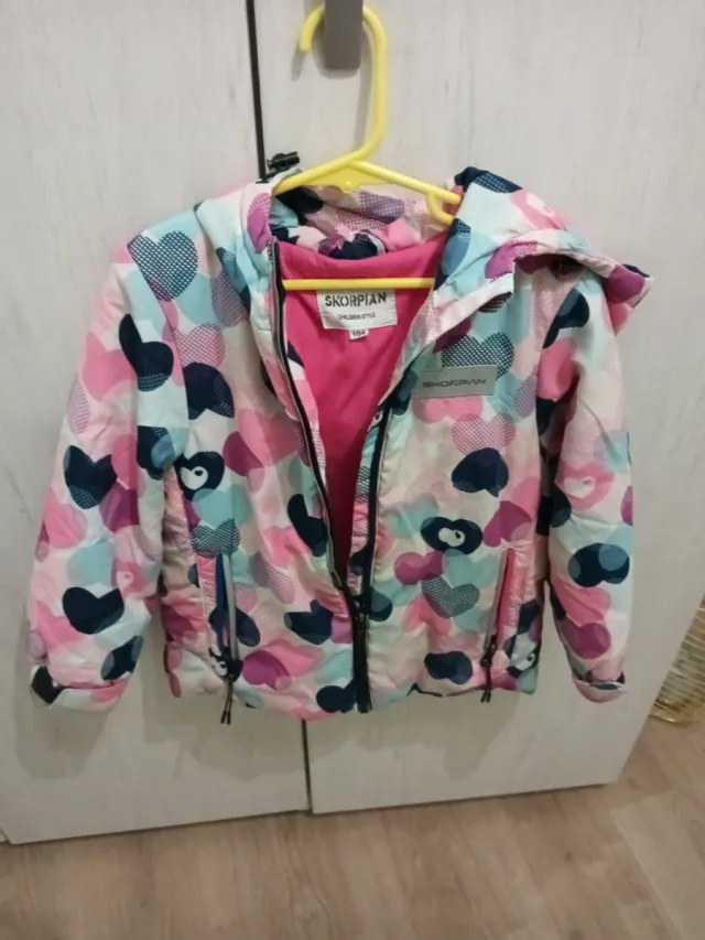 Abrigo niña estampado  corazones talla 3-4 aprox