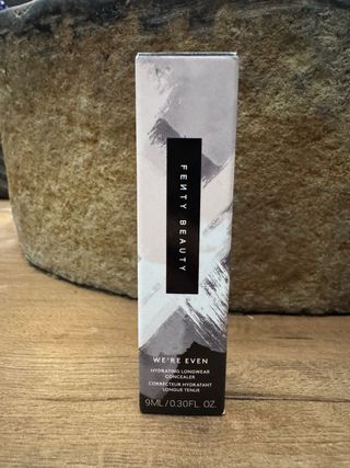 Corrector Fenty Beauty We're Even Hidratante