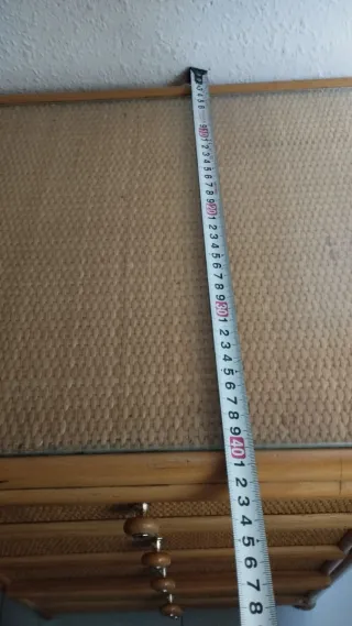 Escritorio de madera y mimbre